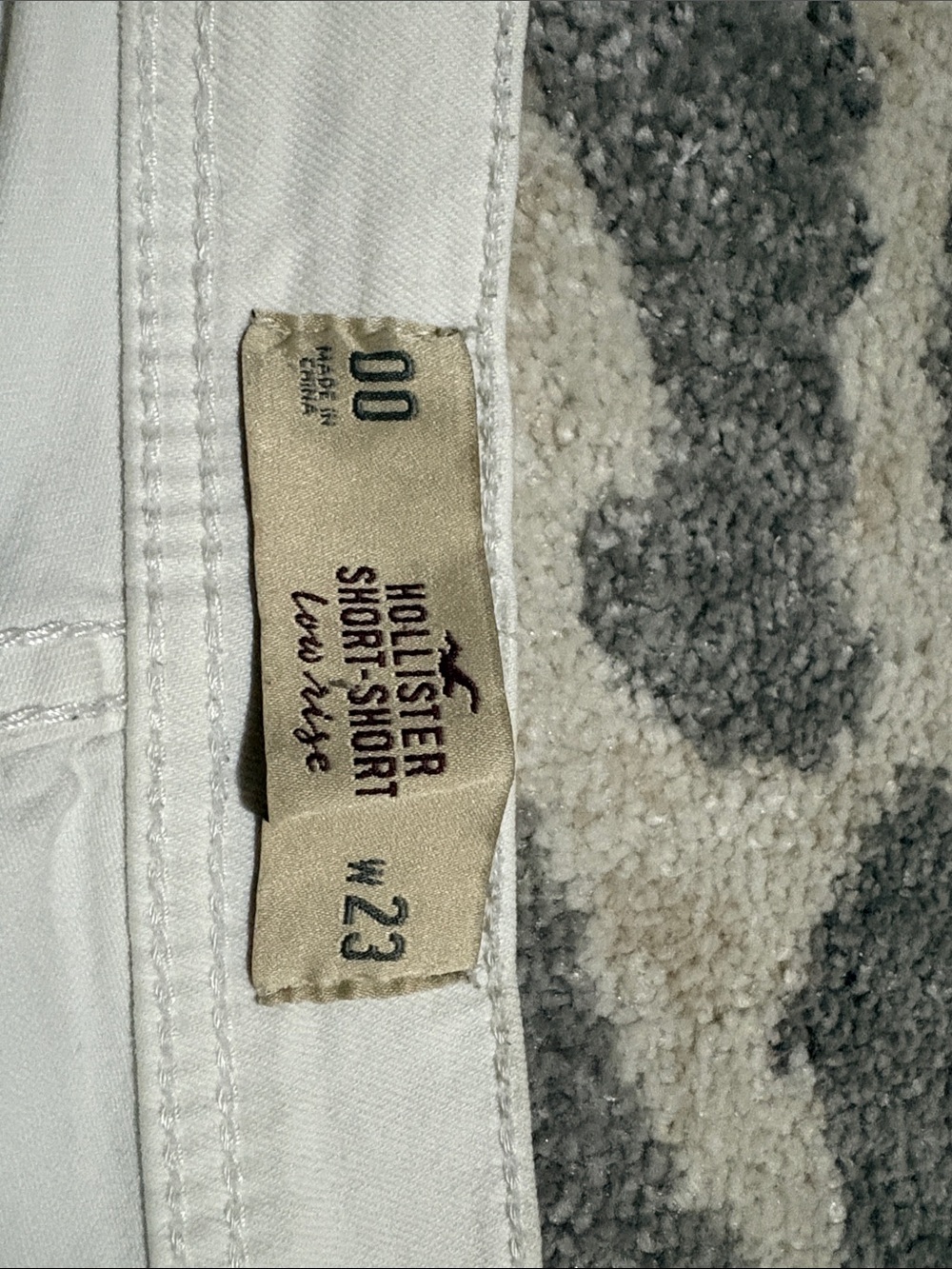 Vintage Hollister White Ripped Low-Rise Denim Shorts - Picture 3 of 3